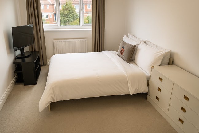 Modern Large Double Room  - Bills Included  Main Photo