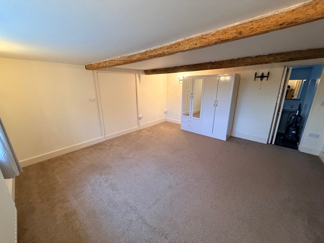 Large double bedroom with en suite bathroom.  Main Photo