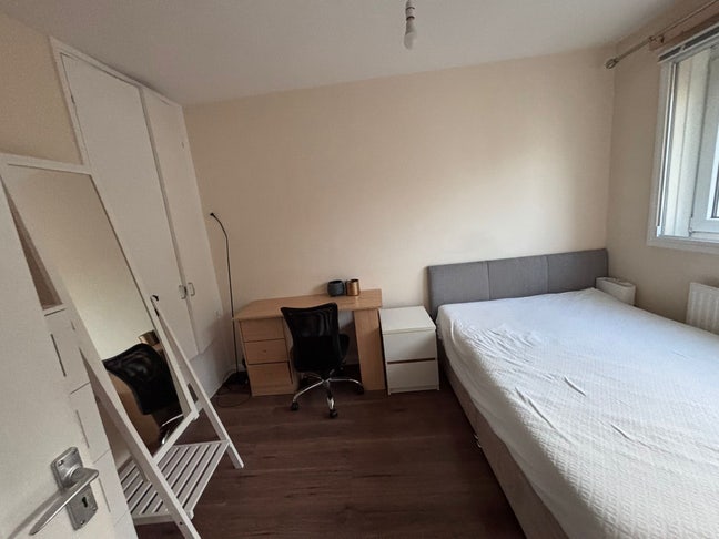 Bright spacious double room in central London Main Photo