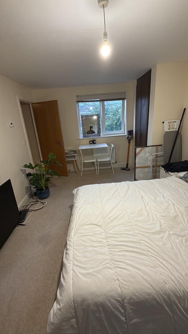 Spacious double bedroom with en-suite  Main Photo