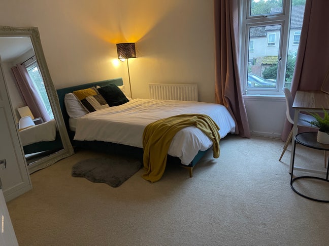 Bright and spacious double room with ample storage Main Photo