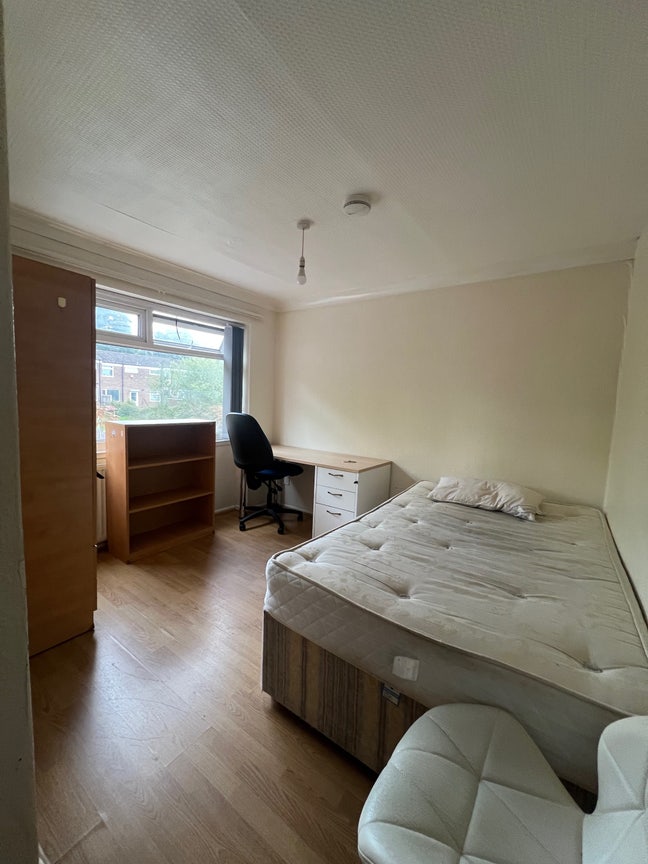 Rooms available to rent in a house on Roman Way Main Photo