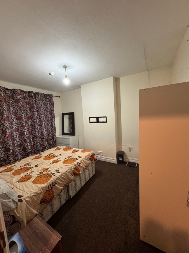 Room 1 minute from Motspur park station  Main Photo