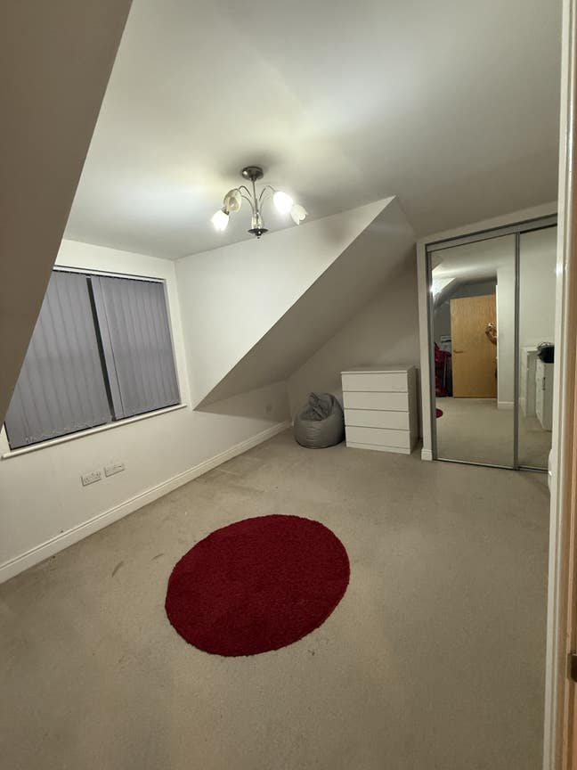 Large double room available near illford station Main Photo