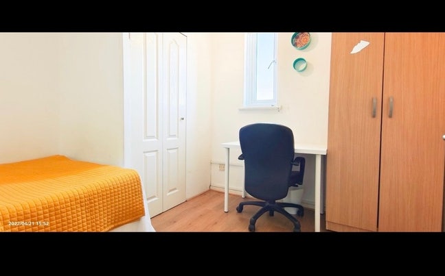 Looking for one more person to join our 4beds flat Main Photo