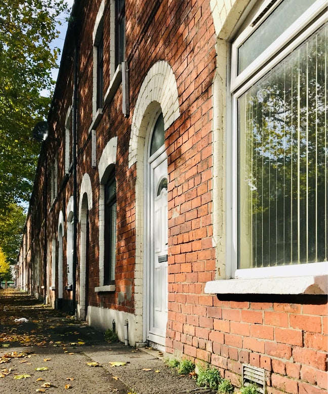 Large Room Suitable for a Couple Close to Queens Main Photo