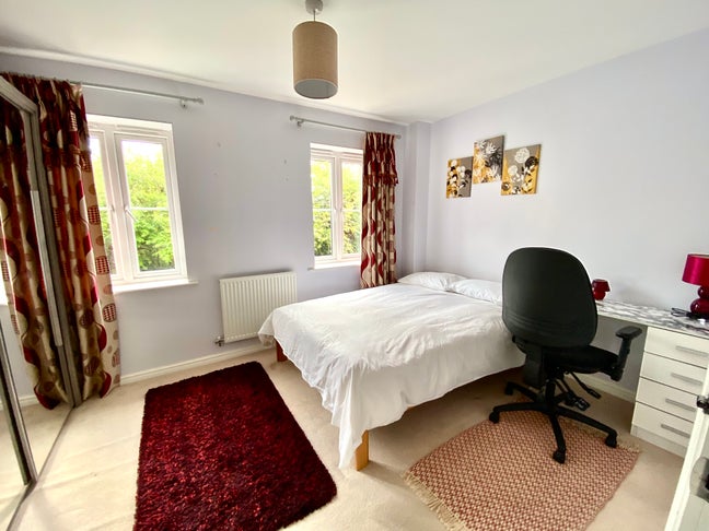 Double bedroom for a single occupant  Main Photo