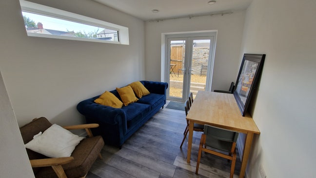 Double Room Available in a Luxury House Main Photo