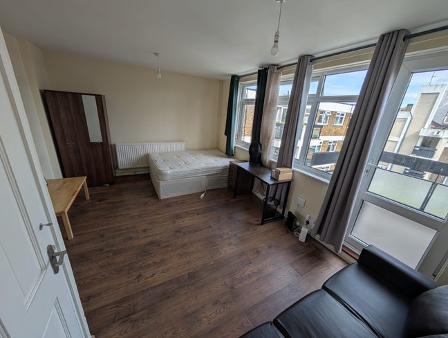 Huge Room with couch: 3 mins walk from Old Street Main Photo