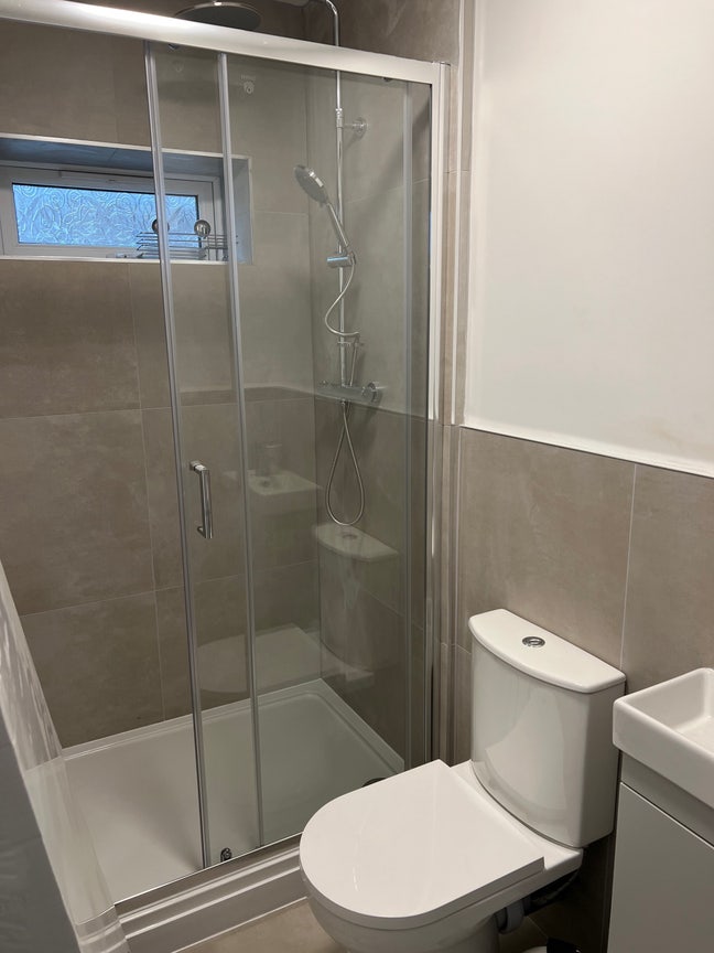 Single bedroom with ensuite Main Photo