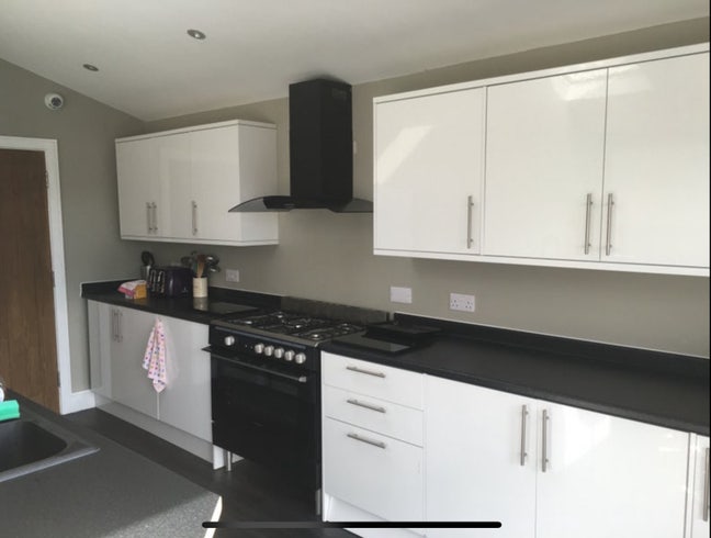 Large Double Room, All Bills Included, wifi Main Photo