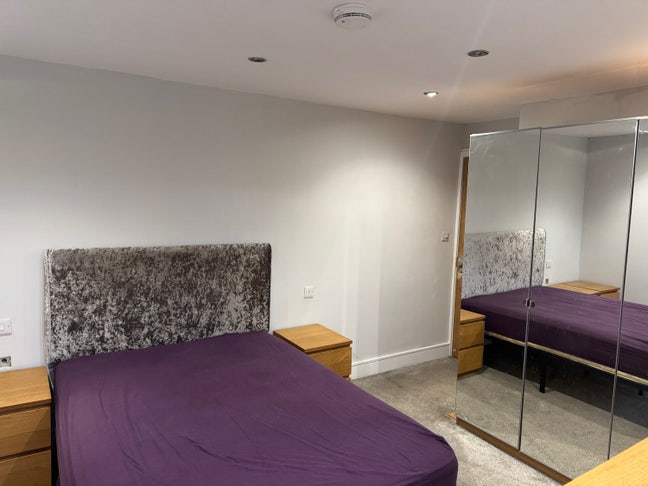 Large Modern Double Room, All Bills Included,  Main Photo