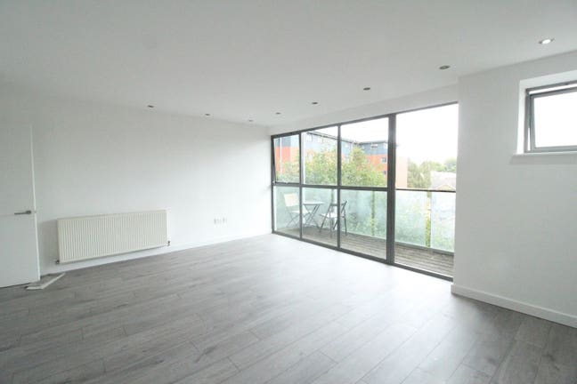 Big Nice room in 2 bed flat- lounge- balcony Main Photo