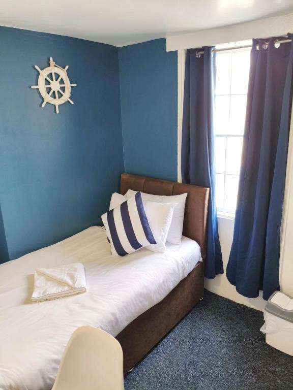 Single room in exhange of live-in duties Main Photo