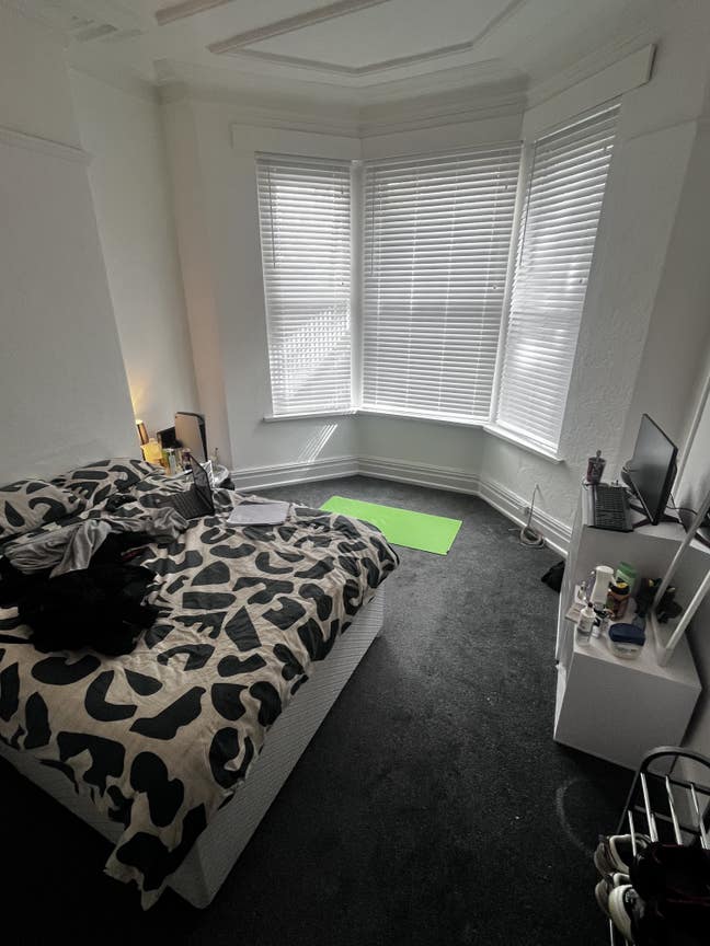 DOUBLE off-suite Bedroom/ Howard Terrace Main Photo