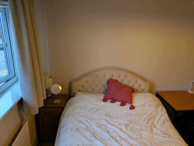Double bedroom, tons of storage & desk! Must view! Main Photo