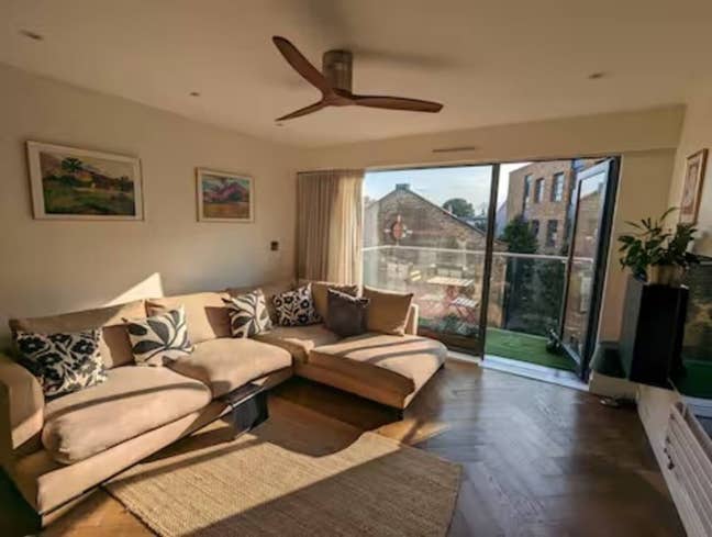Awesome Double + Bath (& dog!) in Clapham Old Town Main Photo