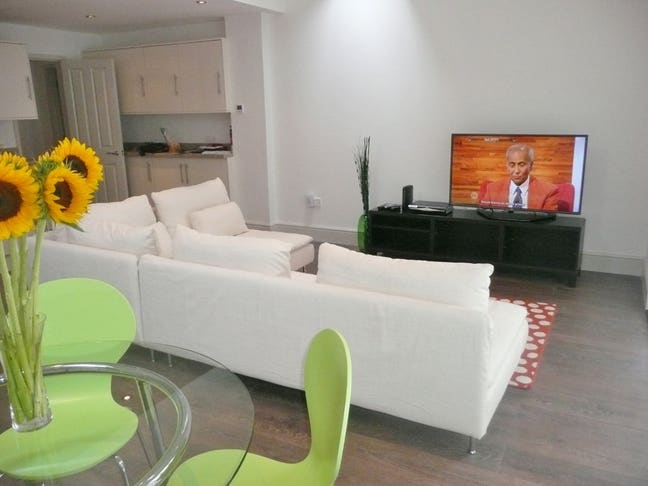2 beautiful rooms, 1 double en suite, 1 double Main Photo