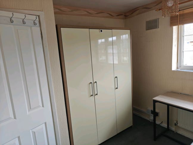 Very nice singke room to rent , close to Luton Air Main Photo
