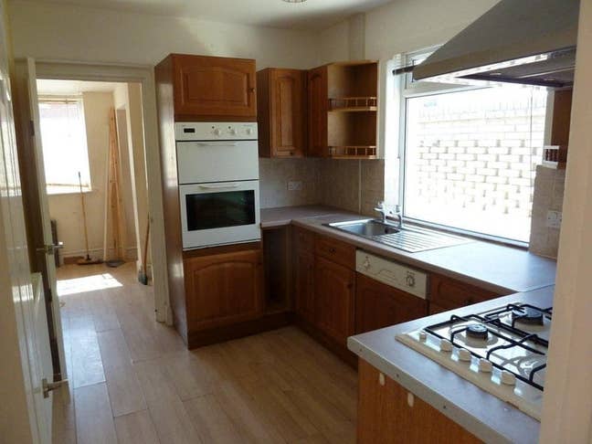 Looking for professional female housemate Main Photo