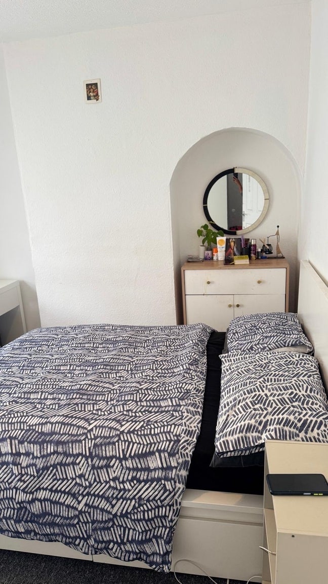 A large double bedroom available in a cosy home Main Photo