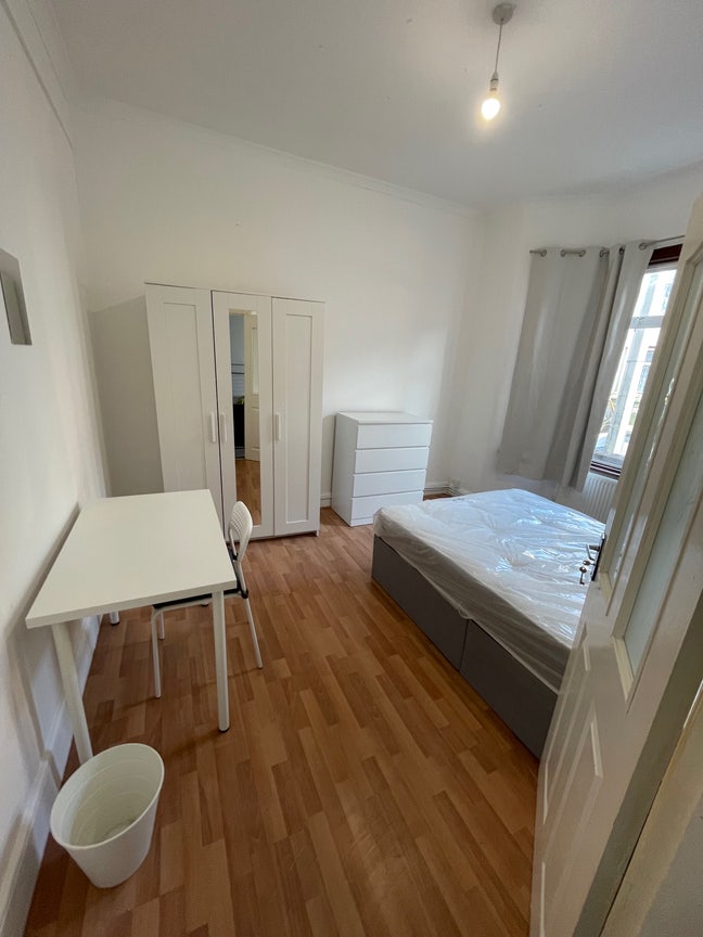 2 lovely rooms available  Main Photo