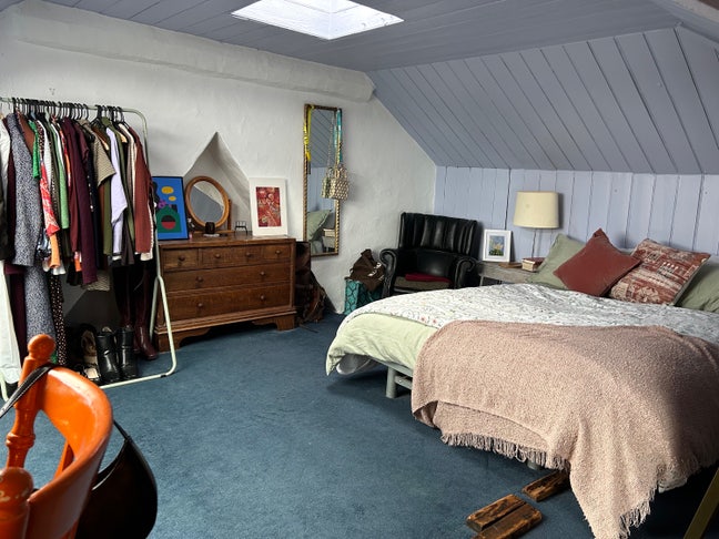 Short to long term lease - attic room Main Photo