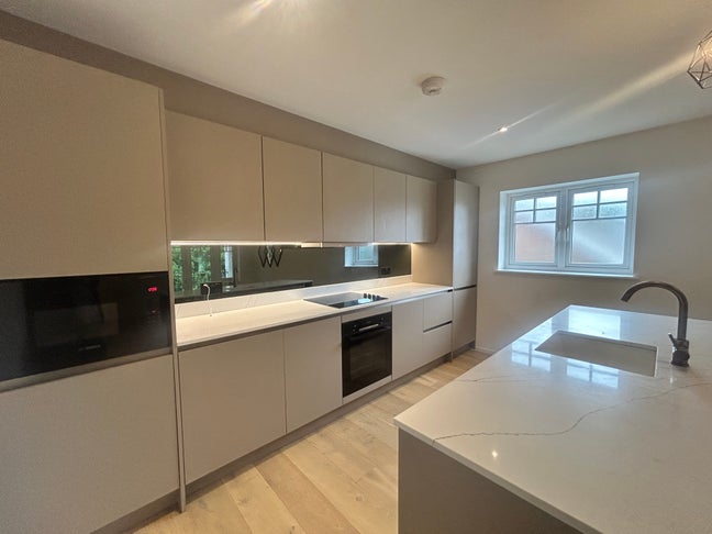 Stunning and Contemporary 2 Bed Flat Purley Main Photo