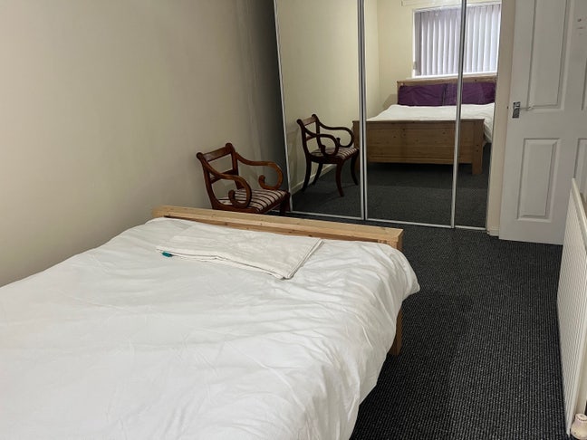Two rooms in house share close to amenities  Main Photo