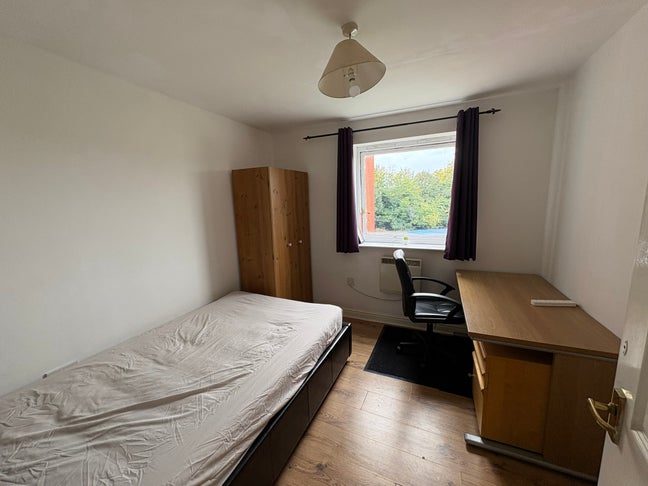 Double room for single use in 2b-flat Beckton (E6) Main Photo