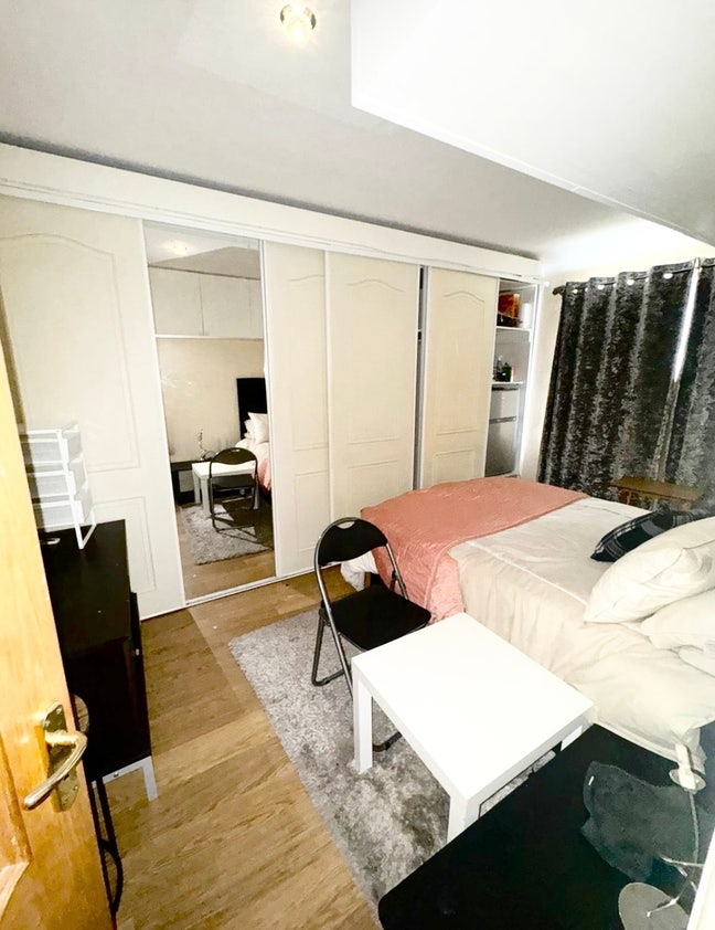 Double Room - close to Turkey Street Station Main Photo