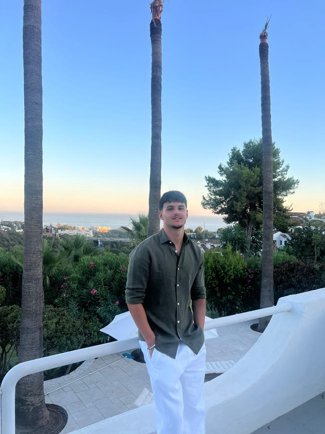 Looking for 2 / 3 people to share flat with Main Photo