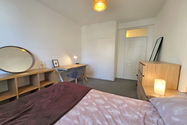 Huge Double in cozy Flat with LivingRoom & Balcony Main Photo