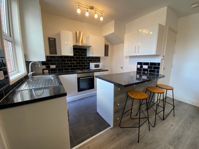 Central Hyde Park! *Harold Mount * 3 Rooms To Rent Main Photo