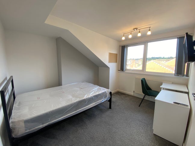 Central Hyde Park! *Harold Mount * 3 Rooms To Rent Main Photo