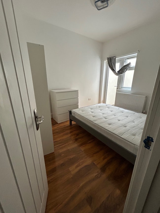 Double room £850  with balcony ，clean，quiet Main Photo