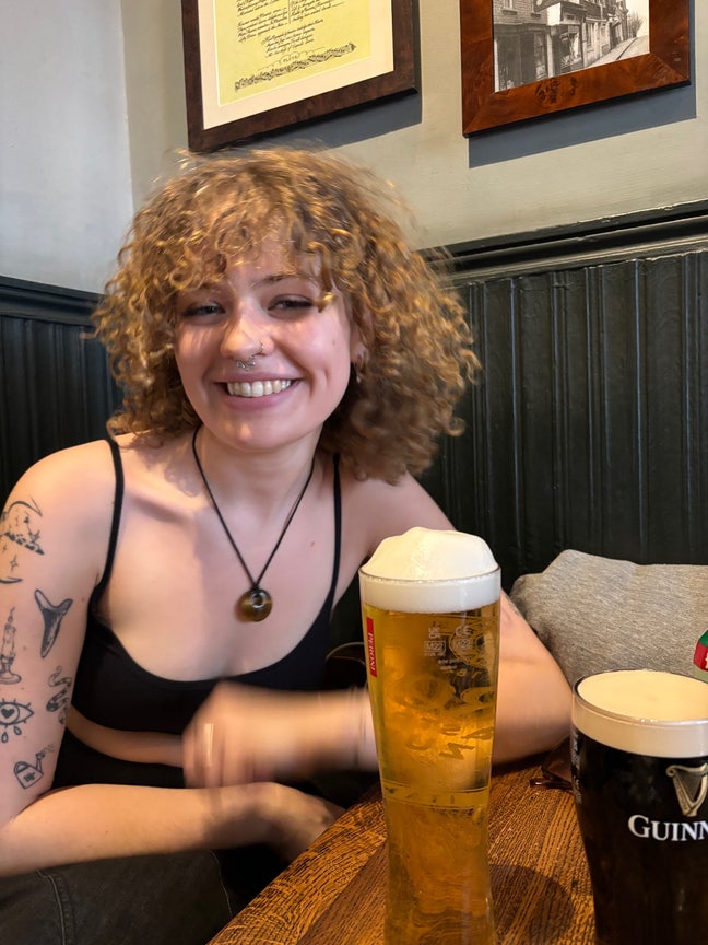 Professional F24 seeking a long-term double room! Main Photo