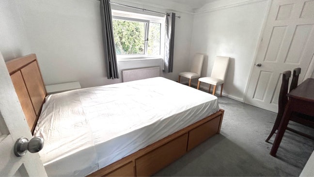 Spacious  furnished rooms available  Main Photo