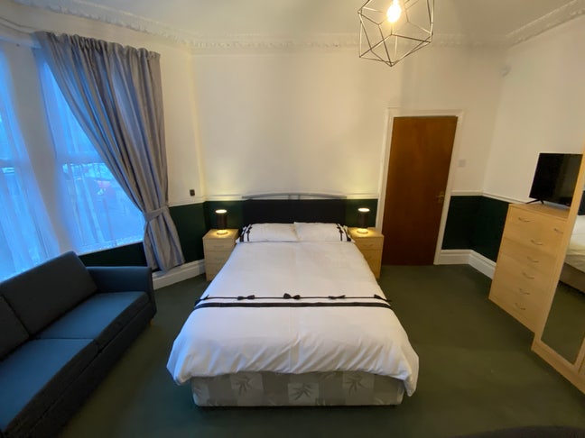 Double room (all inclusive) friendly household   Main Photo