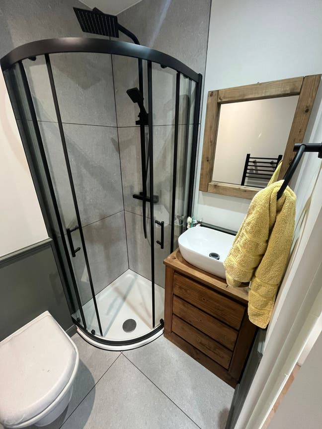 Newly refurbished large en-suite double room Main Photo