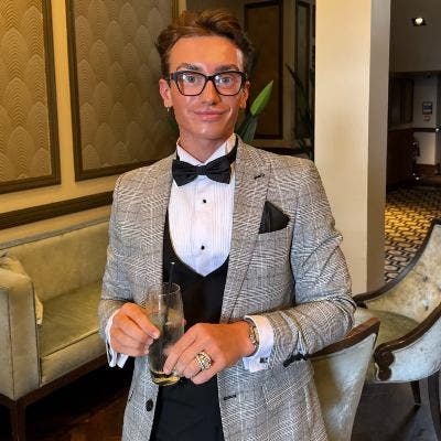 I am a professional male aged 24, in the busi... Main Photo