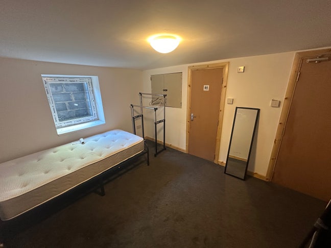 Large En Suite Room Fully Furnished  Main Photo