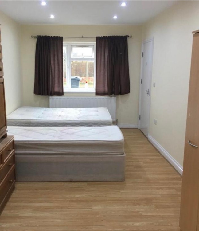 Spacious Double Room - £900pm - Available Now Main Photo