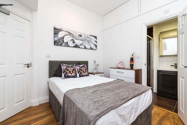 Ensuite in Canonbury Main Photo