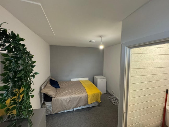Nice  Clean En Suite Room in Very Small House  Main Photo