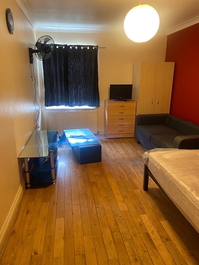 Spacious Double Room Available  Main Photo