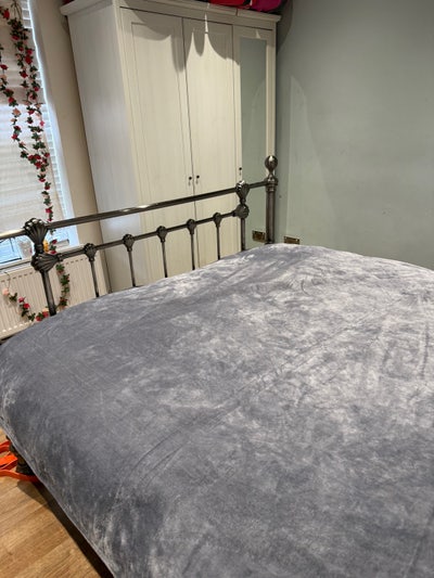 Double room to share in a family house Main Photo