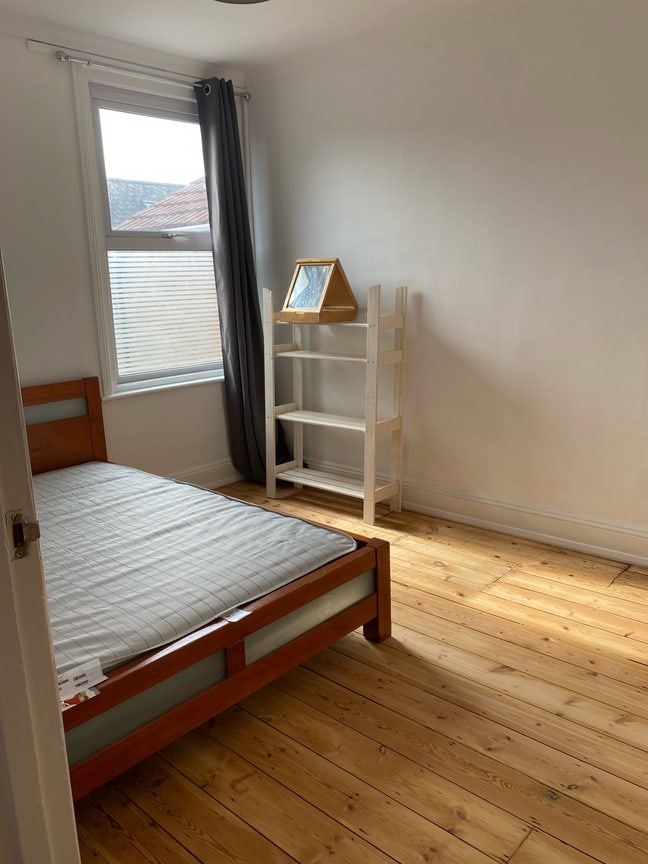 Small bedroom in a quiet house Main Photo