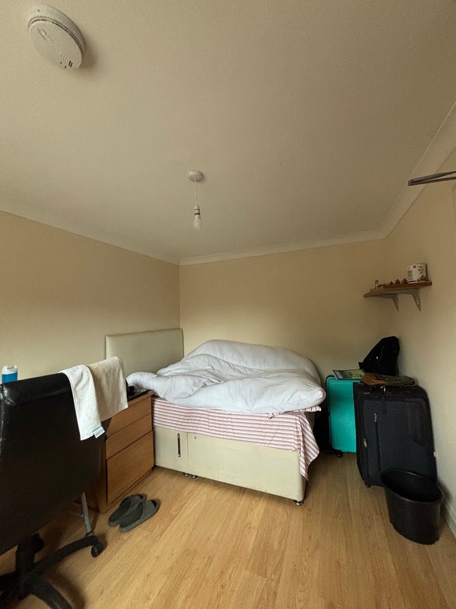 BIG Double Size Room Available Near University Main Photo