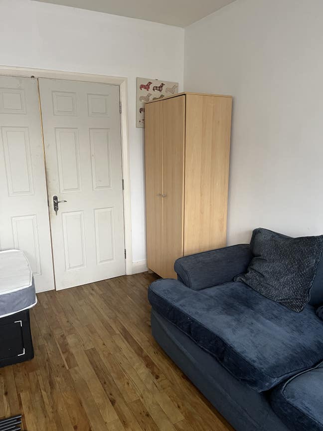 A room for a couple available for clean and tidy  Main Photo